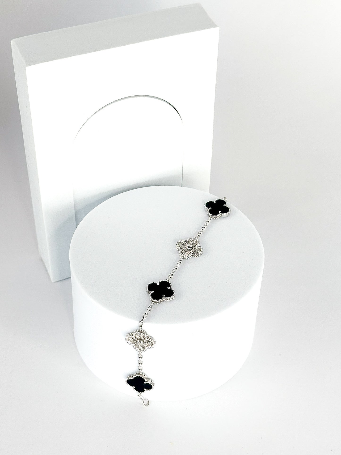 Van Cleef & Arpels Alhambra
Diamond Bracelet HK Setting