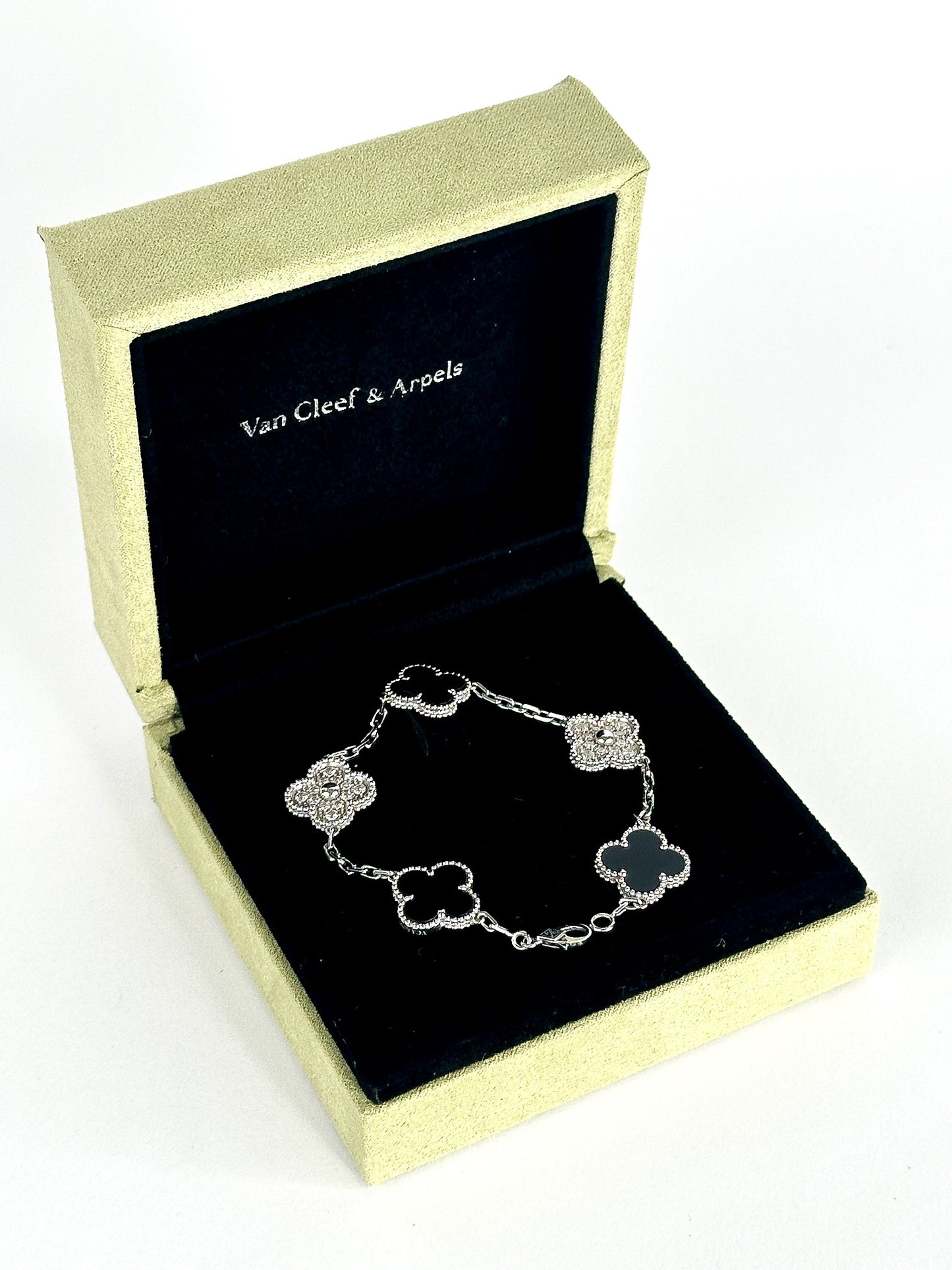 Van Cleef & Arpels Alhambra
Diamond Bracelet HK Setting