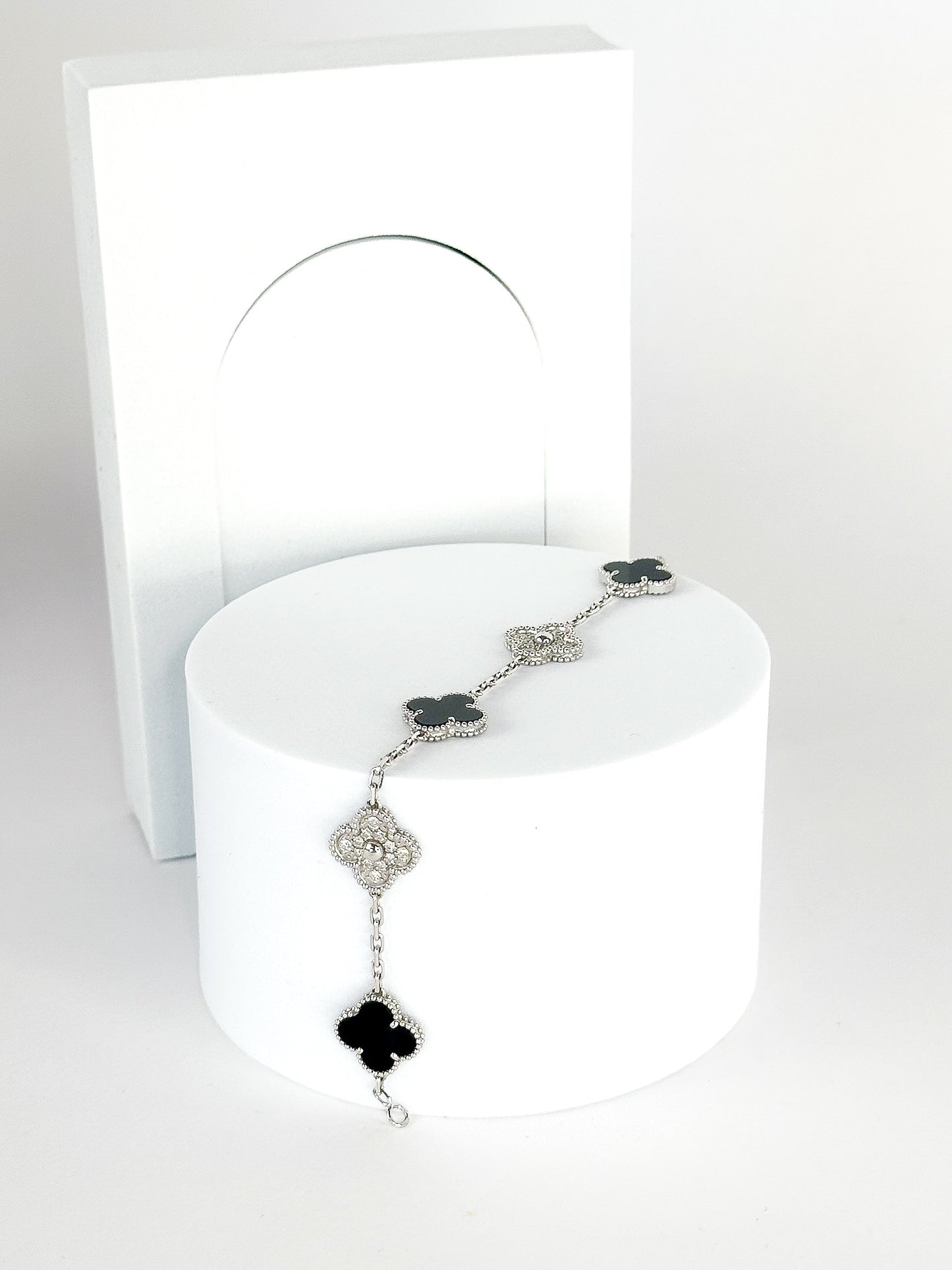 Van Cleef & Arpels Alhambra
Diamond Bracelet HK Setting