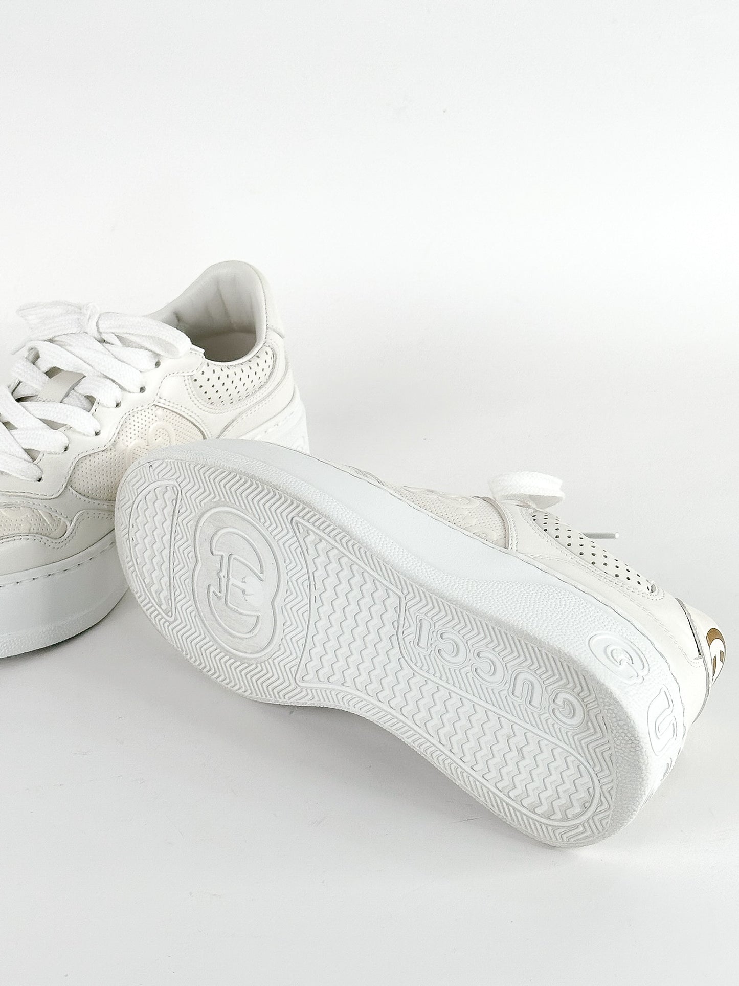Gucci White Leather GG Embossed
Perforated Leather Trainers Sneakers
Size 35
