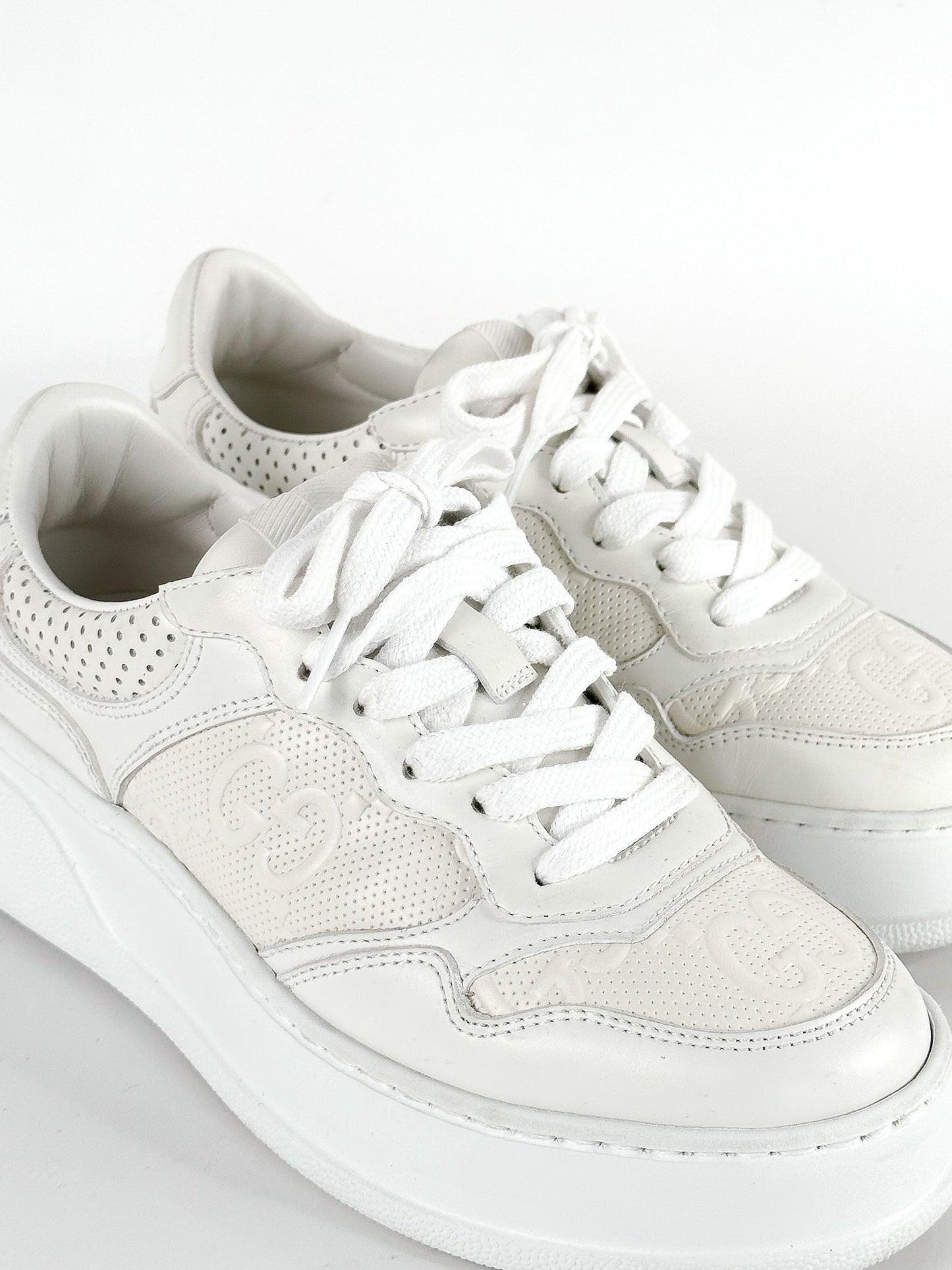 Gucci White Leather GG Embossed
Perforated Leather Trainers Sneakers
Size 35