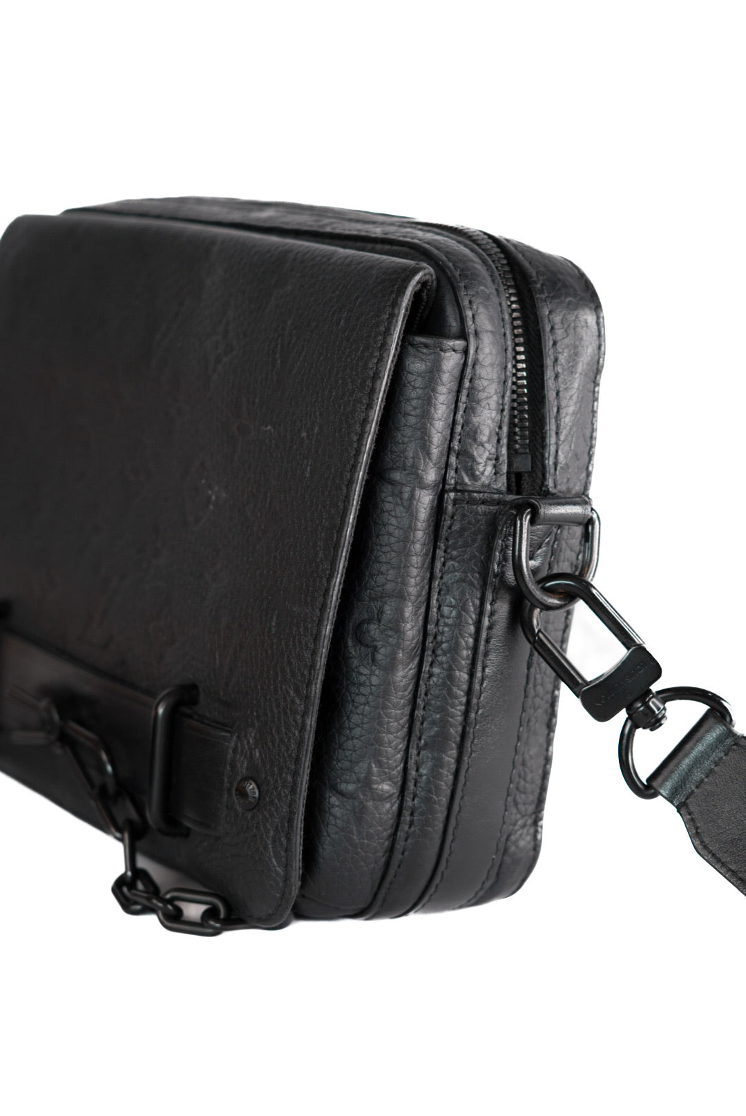 Louis Vuitton Black Monogram Taurillon Steamer Messenger
Microchipped