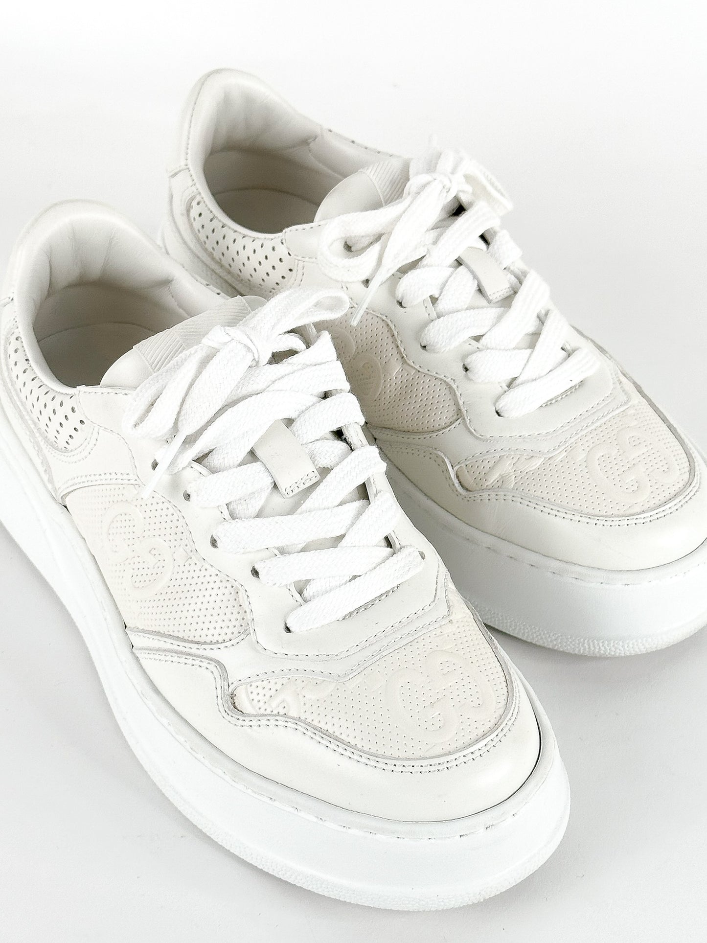 Gucci White Leather GG Embossed
Perforated Leather Trainers Sneakers
Size 35