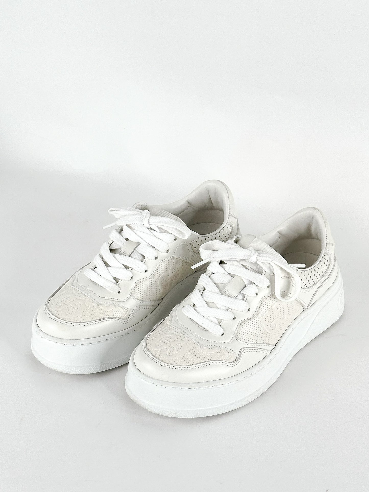 Gucci White Leather GG Embossed
Perforated Leather Trainers Sneakers
Size 35