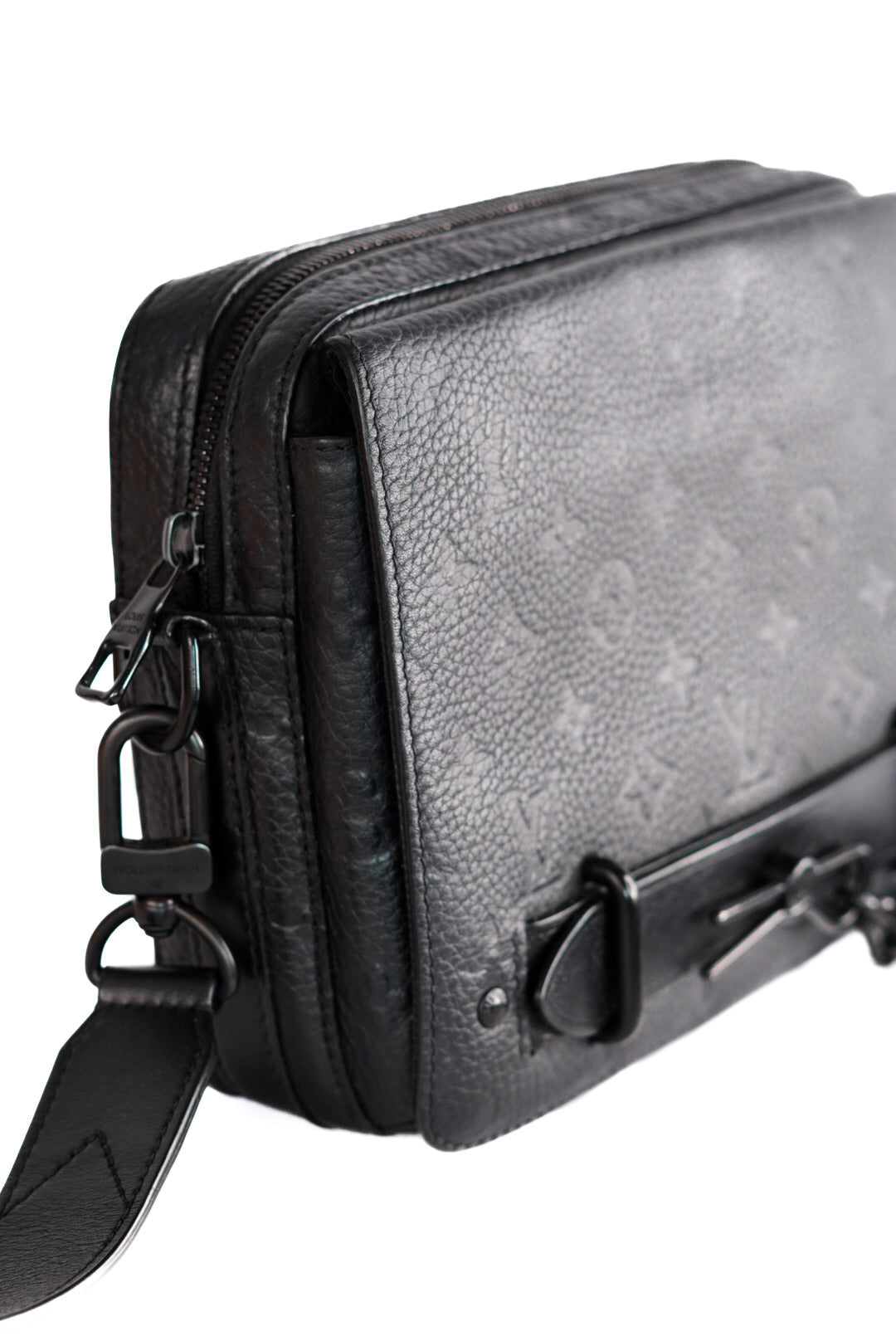 Louis Vuitton Black Monogram Taurillon Steamer Messenger
Microchipped